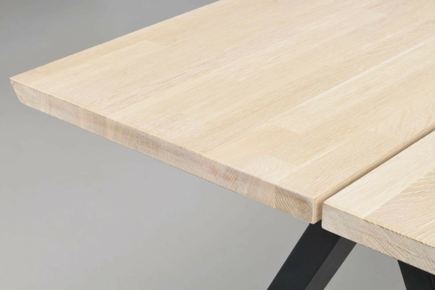 Rowico Carradale Ruokapöytä 220*100 Cm, Valkopesty/musta A-jalka - Image 3