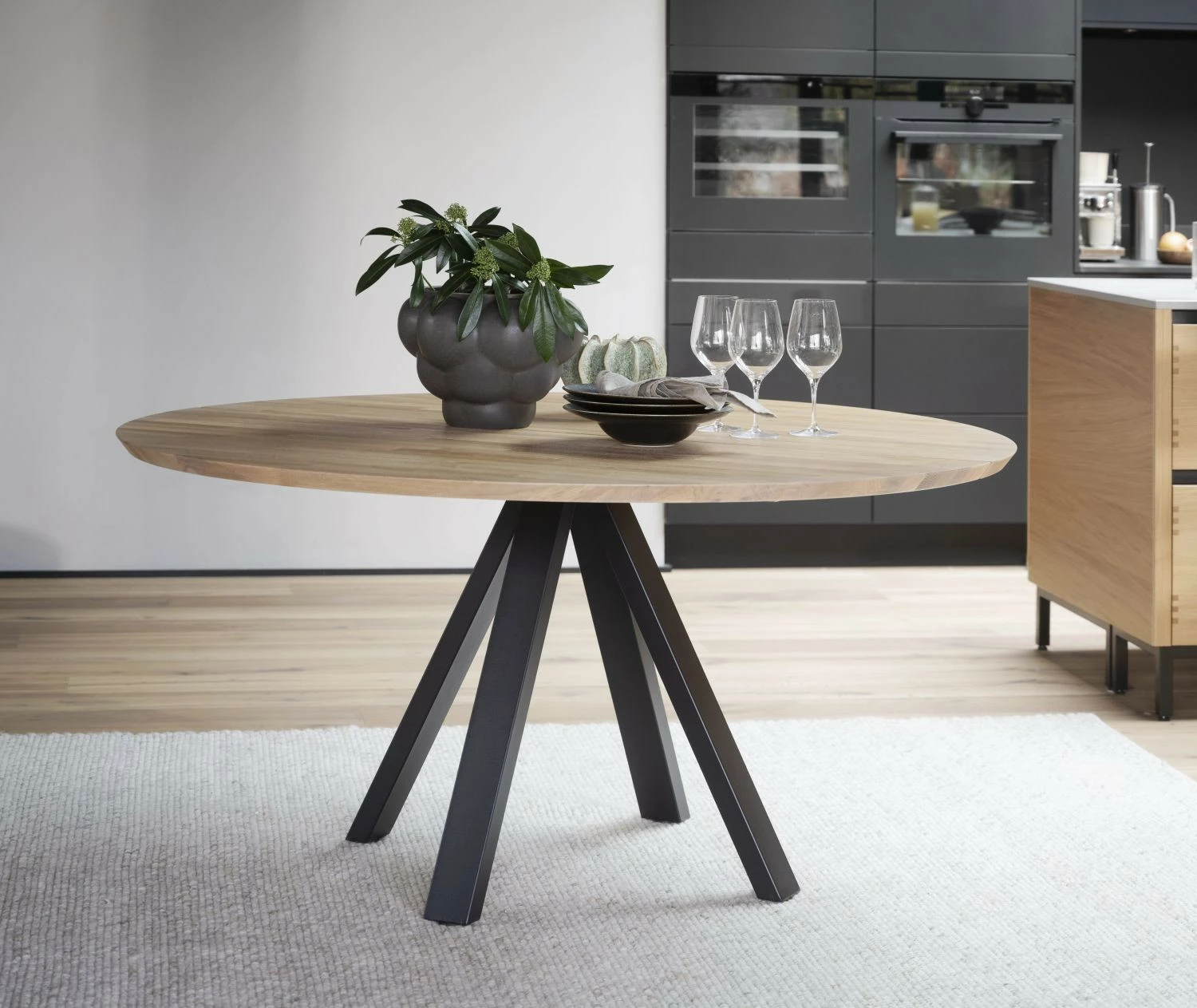 Rowico Carradale Pyöreä Ruokapöytä 150 Cm Tammi / V-jalka