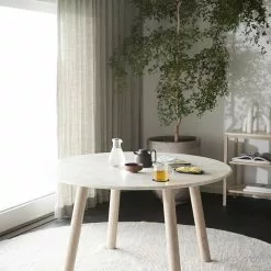 Rowico Taransay Pyöreä Pöytä Ø 125 Cm Beige Travertine / Valkopestyt Jalat